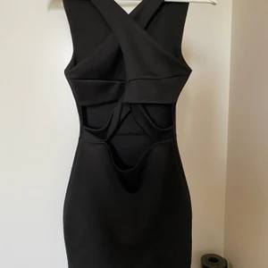 Klänning från Boohoo strl 36 - Svart klänning från Boohoo i strl 36 (XS/S), använd någon gång. Kan mötas upp i Västerås annars står köparen för frakt.