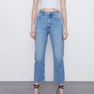 Zara jeans  - Helt oanvända jeans från zara som sitter skit snyggt. Dom har hög midja och har lös passform. Första bilden är inte samma byxor men de sitter exakt likadant och är ett annat par från zara. 