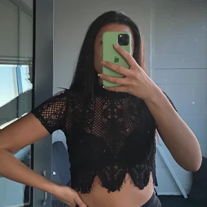 Spetstopp Zara - Jättesöt svart croppad spetstopp från Zara med lite högre krage och använd ett fåtal gånger. Köparen står för frakten 🌸