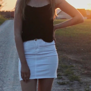 Vit kjol - Vit snygg kjol som formar kroppen jättefint. Passar till allt🥰 Linnet och den prickiga tröjan säljes också. 