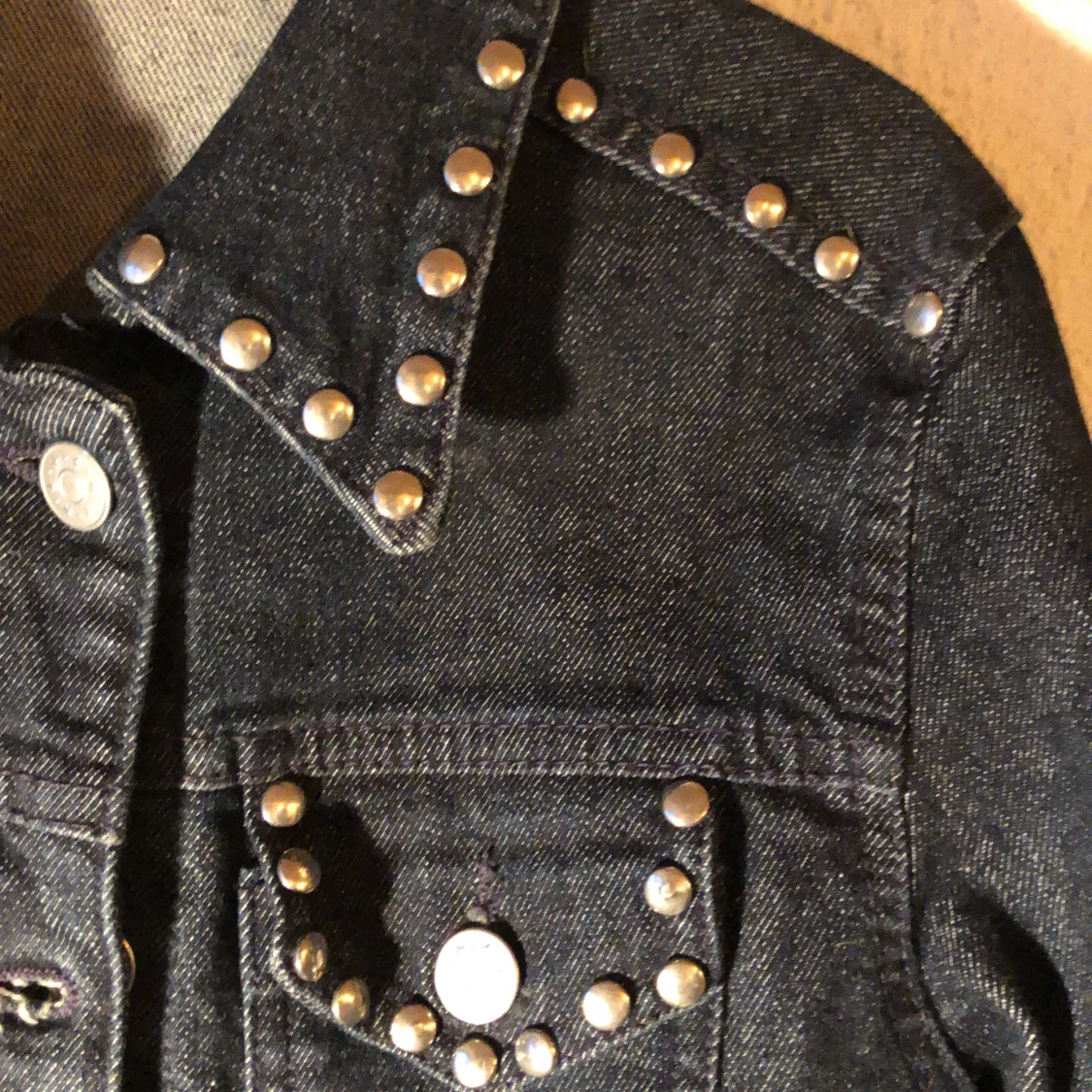 Mörk jeansjacka med nitar - 91