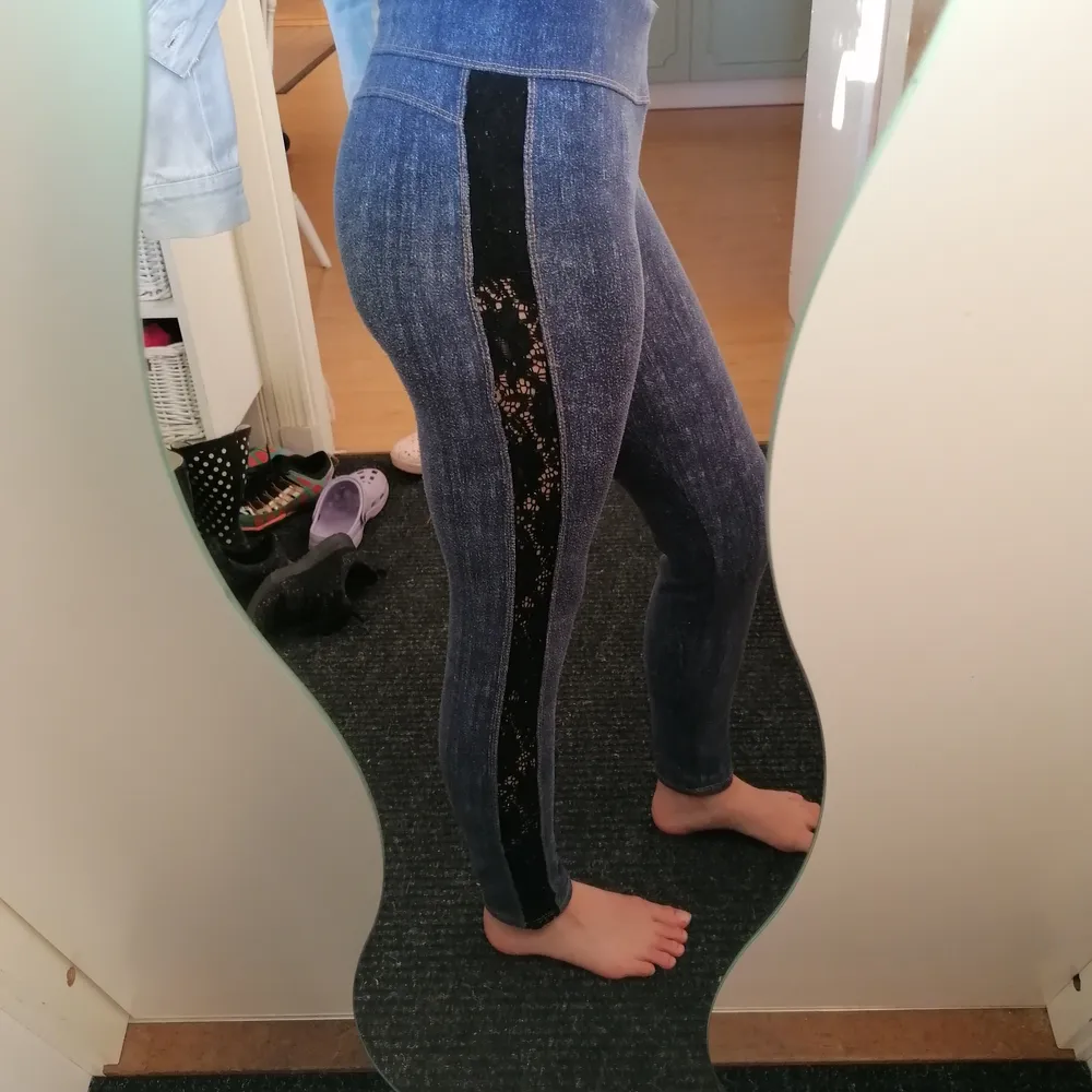 Coola leggings med spets på sidorna🌸 (längst upp är det tyg så trosorna syns ej)🌸 jätte mjuka och sköna och lagom varma nu till sommaren🌸 Köparen betalar för frakten🌸. Jeans & Byxor.