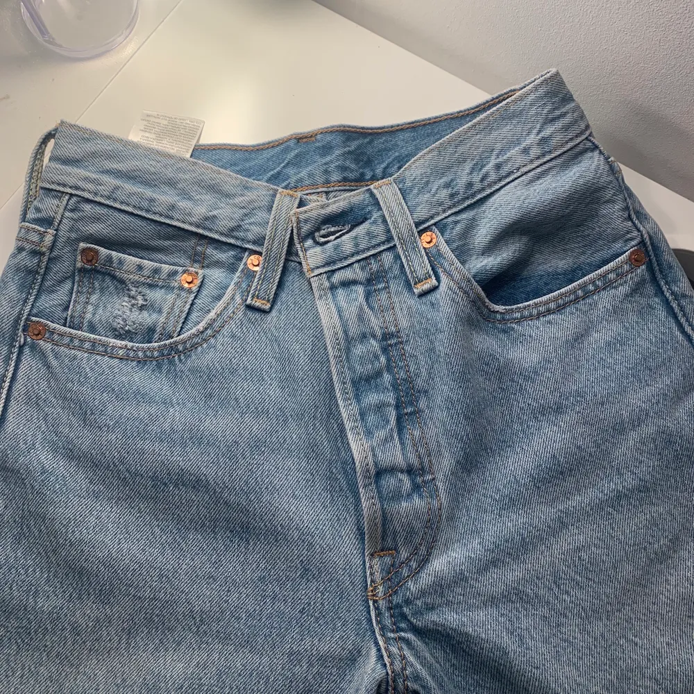 Ett par superfina Levis jeans som tyvärr blivit försmå. Modellen 501 skinny i en ljusblå färg. Tror storleken är W24 L28. Passar mig som är 164. Endast använda 1-2 gånger så skulle säga att de är som nya. Kom med egna bud. Original pris 1000kr!. Jeans & Byxor.