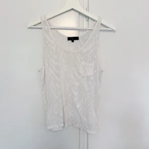 Vit tröja  - Vit tröja, leopard. Köparen står för frakten. 