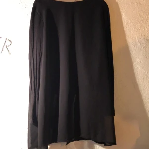 Svart långärmad tröja  - Svart långärmad tröja med dubbeltlager (genomskinligt andra lager). Från H&M. Storlek 152. Bra att dansa i.