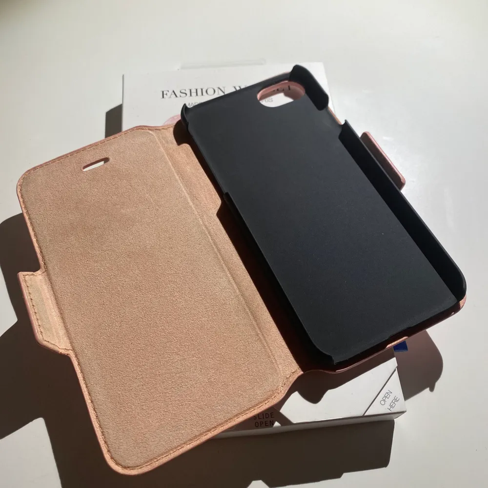 Fashion Wallet från Ideal of Sweden i färgen rosa. Knappt använt då jag köpte dubbletter. Fint skick, inga skador. Säljes då jag har ny telefon. Originalförpackning finns. Nypris: 399kr Säljes för: 120kr + frakt. Asusteet.