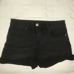 Svarta shorts.