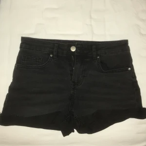 Jeansshorts - Svarta shorts.