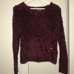 Tröja - Fluffig vinröd teddy tröja.