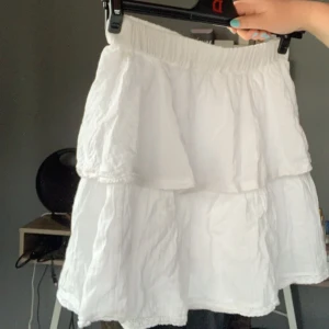 Vit kjol - Säljer denna superfina vollangkjolen från Gina, strl M men en del mindre i storleken 💘