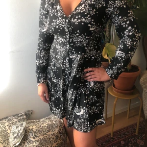 Klänning från & other stories - Superskön och somrig klänning från & other stories - fri frakt🌻