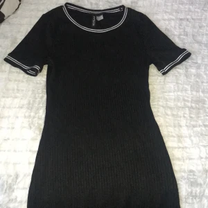 Klänning - •En figurnära klänning från H&M.                       •Använd några gånger men i utmärkt skick. Frakt ingår.