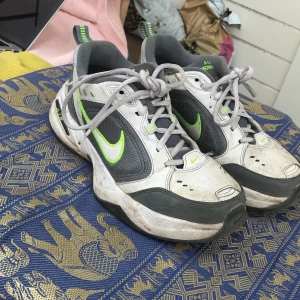 Nike monarch  - Ett par snygga Nike monarch men som dock är använda med ett litet resår som är lite öppet,men syns knappt på. Även fast dom är använda är dom snygga. Köparen betalar frakt men går bra att mötas upp också ☺️