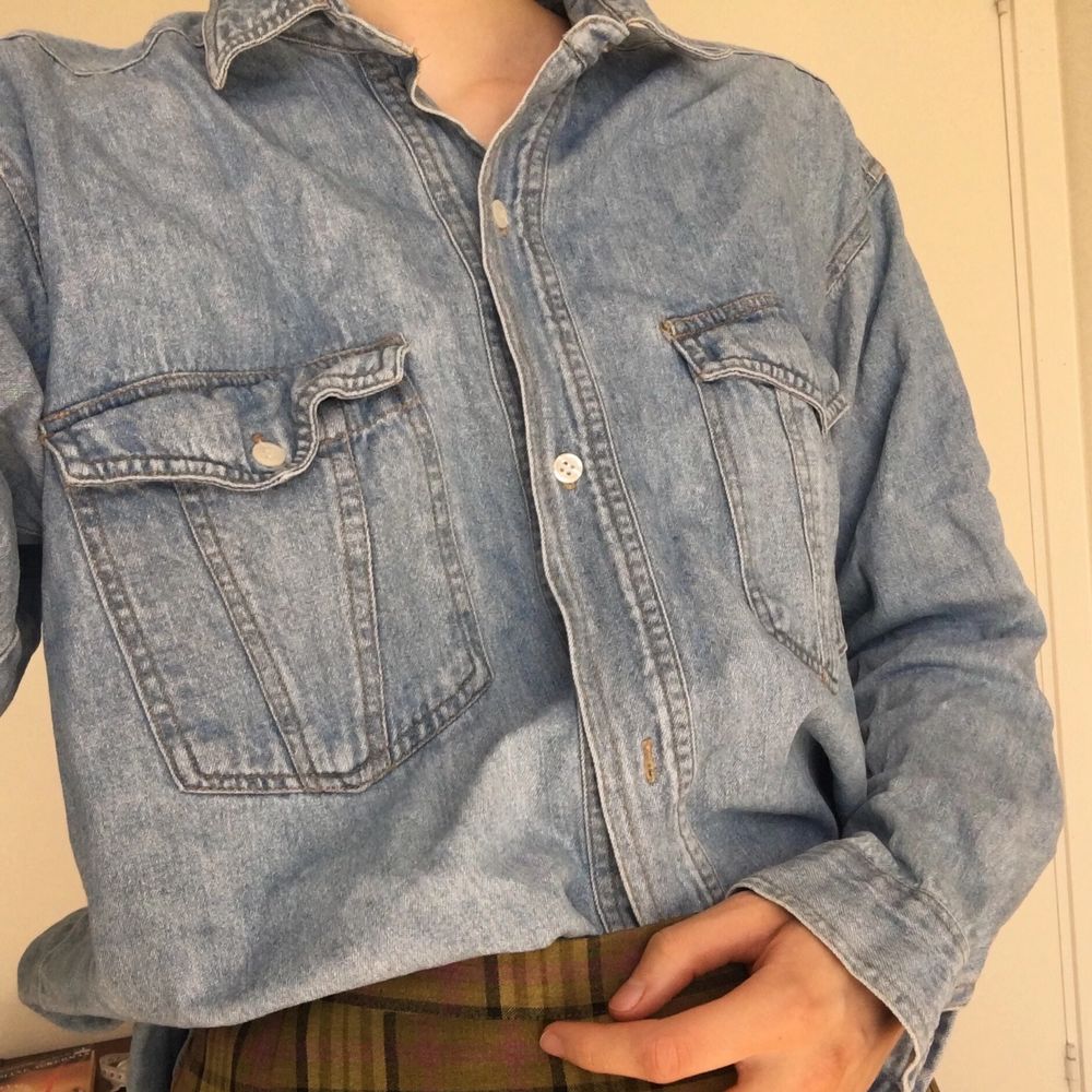 Skön jeansskjorta, kan användas som vårjacka👣👣 Vet inte stl men tror S/M  Möter helst upp! (I Sthlm). Skjortor.