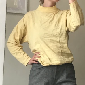 Ljusgul polotröja - Ljusgul polotröja med låg krage. Fin brodering på bröstet. Har ett minihål vid ena axeln. Kan skicka bild vid intresse! Frakt tillkommer. Möts på södermalm💞💞💞