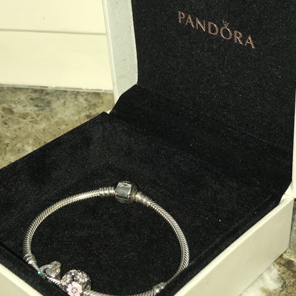 Jättegulligt Pandora armband i silver, ingår två berlocker. Köpt för över 900 kr, nästan oanvänt. Trendigt!!😋❤️ startpris på 400 kr. . Accessoarer.