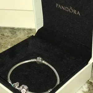 Jättegulligt Pandora armband i silver, ingår två berlocker. Köpt för över 900 kr, nästan oanvänt. Trendigt!!😋❤️ startpris på 400 kr. 