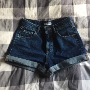 Snygga jeansshorts i jättebra skick! - Tyvärr har mina favoritshorts blivit för små :( dem är högmidjade och bekväma. 