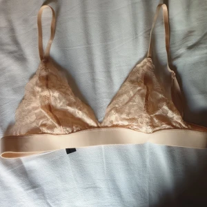 Topp/Bh  - Oanvänd, persikofärg, frakt 11kr 