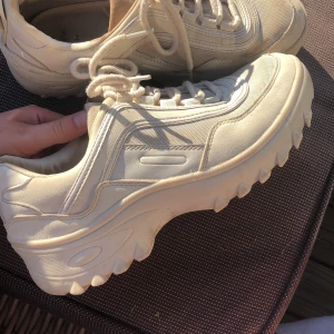 Chunky sneakers!!  - Beiga & trendiga sneakers som är köpta från Bershka (ej kvar i sortimentet). Lite smutsiga men det går lätt att fixa! Köpta för 399kr, säljer för 120💕