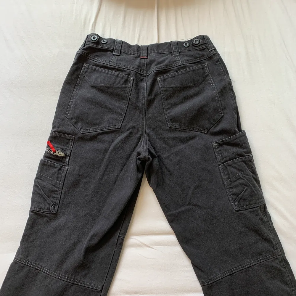 Svarta workpants köpta secondhand, bra skick, frakt 67kr . Jeans & Byxor.