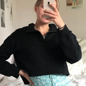 svart zip-up - en jättefin tröja från hm💓 är i stort sätt som ny, men säljs pga att den inte kommer till användning:( är i xs, men passar även s och kanske m