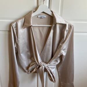 Chiquelle satinblus - Jättefin satinblus från chiquelle i storlek S, perfekt till middagar och fest🥰  ordinarie pris 499 men säljer för 150 + frakt!