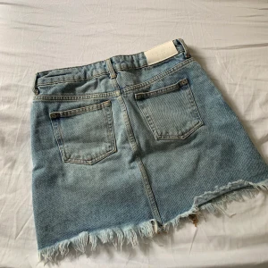 Jeanskjol  - Jeanskjol med fransar nedtill. Kjolen är ifrån Mango i storlek xs. Köparen står själv för frakten. 🌟