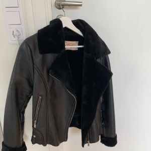 Skinjacka - Jättefin skinjacka med fake päls inuti. Jackan är använd med i jättebra skick. Frakten är inräknat i priset!