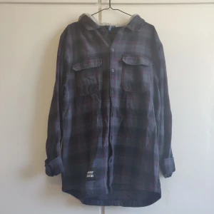 Skatestyle streetwear skjorta med luva  - Streetwear skatestyle skjorta med grå luva i fint skick. Köpare står för frakten. ✨