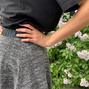 Grå kjol - Grå kjol från hm med ”läder”-midja. Dragkedja där bak. 