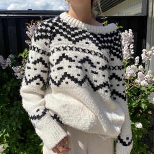 Tjocktröja - Tjocktröja från H&M. Otroligt härligt material och lite längre så går nog att använda som klänning samt tröja. Frakt exkluderad😀