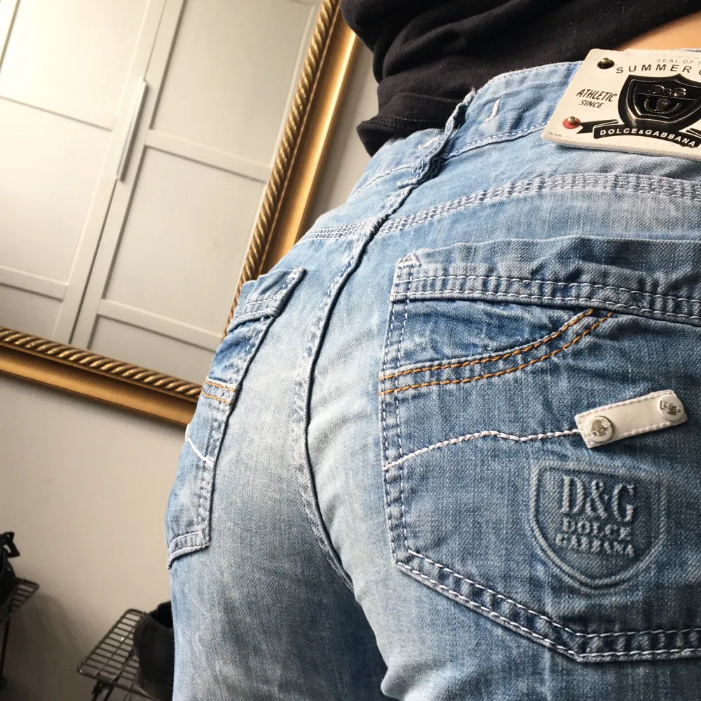 Nice stonewashed dolce jeans med bälte funkar dom för mig som e S lite stora i midjan annars sitter dom bra!. Jeans & Byxor.