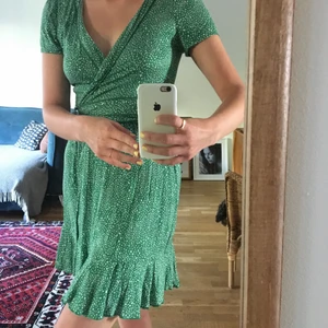 Grön knytklänning från Bik Bok - En sommrig grön klänning med vita prickar på🌱✨💕Knyts i midian och sitter därmed åt fint på kroppen. Köpt för ca 1 år sedan för 399kr, men är sälland använd. Mycket bra skick, skulle dock behöva en strykning )Fråga mer vid intresse😌Köparen står för frakten