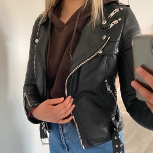 Jofama By Kenza nr 9 storlek 34 - Säljer min underbara skinnjacka från Jofama By Kenza. Storlek 34 och modell nr 9. Hängt i garderoben i flera år utan någon användning. Precis läderbehandlad men finns tyvärr en liten missfärgning vid enaarmen. Finns bilder vid intresse! Kom med bud! 🌸⚡️💖🎀
