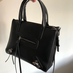 Svart läderväska  - Svart väska som går att ha som både handväska eller med axelband (axelband följer med). Är i mycket bra skick. Köparen står för frakten! 💞