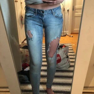 slitna jeans  - skitsnygga jeans med stora slitningar i stl 36, dock e dom små i stl så skulle mer säga att dom passar en 34/XS. Frakt tillkommer!