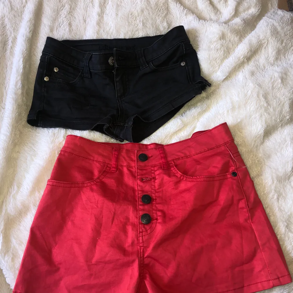 Bägge shorts för 70 kr eller enskilt för 40 kr. Den svarta är i storlek XS medans den röda är i storlek S men passar även M! Helt oanvända.. Shorts.