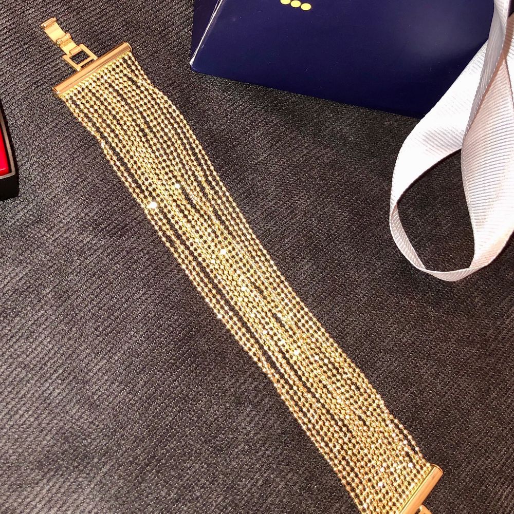 Jätte fint guld armband som aldrig kommit till användning från Nakd. Passar till allt och kan användas vid många olika tillfällen. Frakten ingår.. Accessoarer.