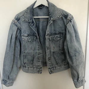 Jeansjacka XS - Aldrig använd, storlek XS. Köpte den till skolavslutning men kom aldrig till användning. Kan mötas upp i Stockholm eller skickas, frakt tillkommer på 63kr. Väldigt pösiga armar.