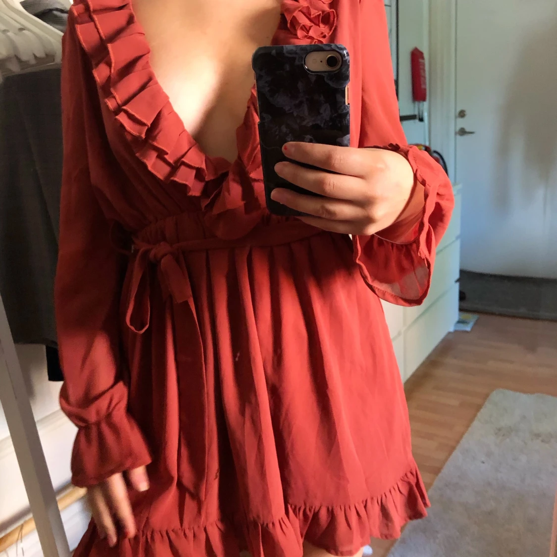 Röd klänning med volanger  - 90