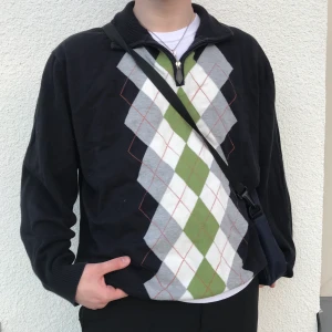 Rutig stickad tröja - Fint skick. Stor passform ⭐️