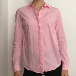 Rosa skjorta från COS  - Jättefin oanvänd skjorta från COS i storlek 34/S.