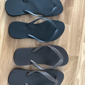 Havaianas  - Skönaste sandalerna från Brasilianska Havaianas i jättefint skick. Bruna med tjockare band. Svarta med tunnare band. Båda i storlek 35-36. 90kr styck eller båda för 150kr.