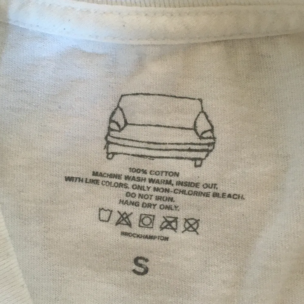 Säljer min vita brockhampton tröja, inköpt 2018 från deras hemsida och har endast blivit använd ett fåtal gånger sedan dess. Är i storlek S men passar M också. . T-shirts.