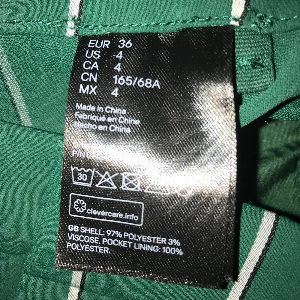 Vida byxor från H&M som säljs pga för små för mig (som man ser på ena bilden). Byxorna är endast använda en gång så de är i nyskick. Köpta för 300 kr men säljer nu för 130 och då är frakt inräknat i priset. . Jeans & Byxor.