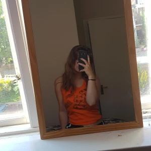 Top - Otroligt coolt retro linne. I bra skick, vintage feels, leopard mönster där bak (lite genomskinligt). Frakt tillkommer på 22kr :)