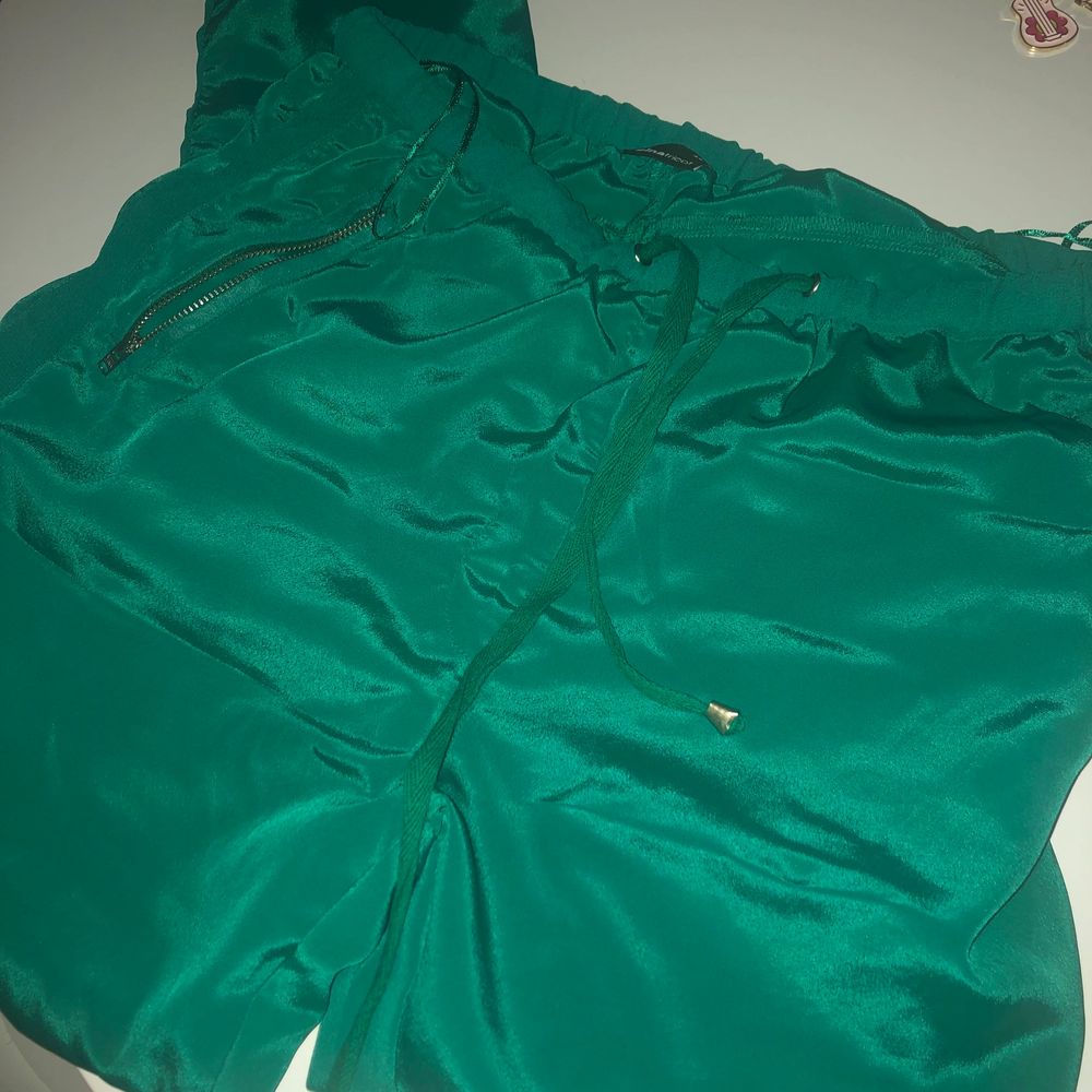 helt nya byxor som bara legat i garderoben och väntat in en ny ägare som kan börja använda dom! as snygga på har tyvärr för mycket kläder därav försäljning.. sitter som en jogging bagging kostymbyxa med lite transparenta revärer på sidorna och stuprör ner. Jeans & Byxor.