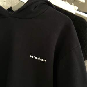 Säljer min älskade äkta balenciaga hoodie då den tyvärr inte kommer till användning! Den är i storlek 10, men passar mig som är en xs💖 buda! Köpt på Mytheresa.com, kvitto finns!