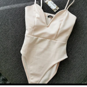 Body  -  Fin body i storlek uk10 från booho. Finns byglar på den och den är väldigt ljus rosa i färgen. Den är endast testad, var lite för tajt för mig. Passar xs/s 